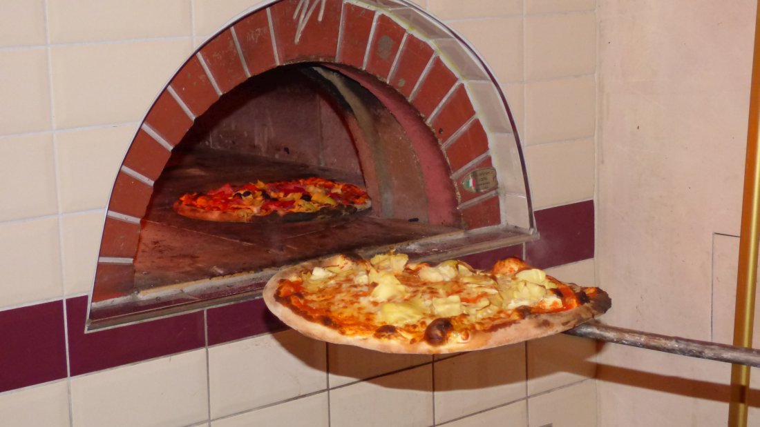 Traditionelle Holzofenpizza in Regensburg Pizza aus dem ...